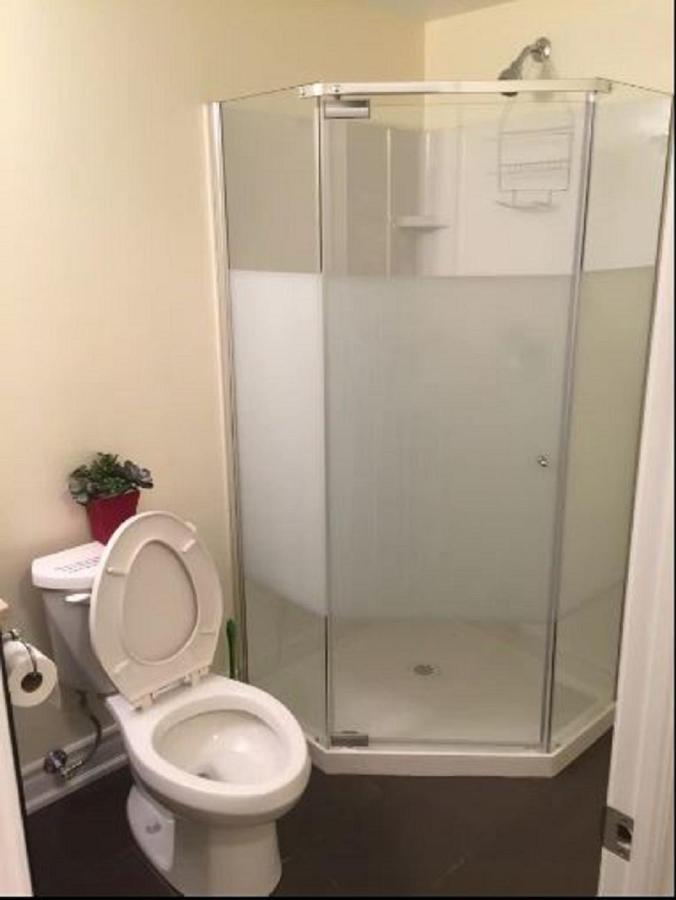Cozy & Spacious Suite With Private Bathroom Near Toronto Airport ! Mississauga Ngoại thất bức ảnh